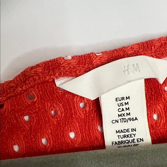 Women’s H&M Red Eyelet Button-Front Crop Top Size M - Picture 2 of 6